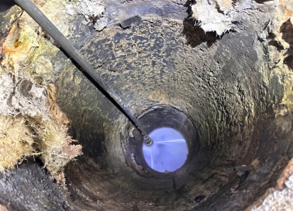 煙突用断熱材の除去工法の施工風景